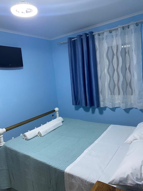 Bed, TV and multimedia, Photo of the whole room, Bedroom, towels