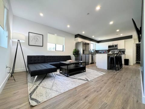 Deluxe 4-Bedroom Residence Near Koreatown -OAK1 House in West Hollywood