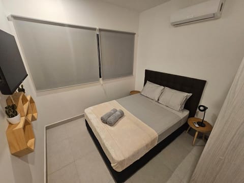 Bed, TV and multimedia, Photo of the whole room, Bedroom, towels, air conditioner