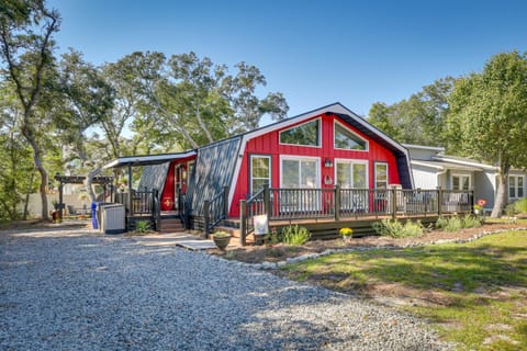 Oak Island Vacation Rental with Decks, Walk to Beach House in Oak Island