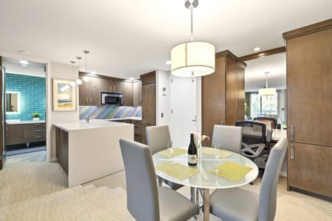 Kitchen or kitchenette, Dining area, minibar