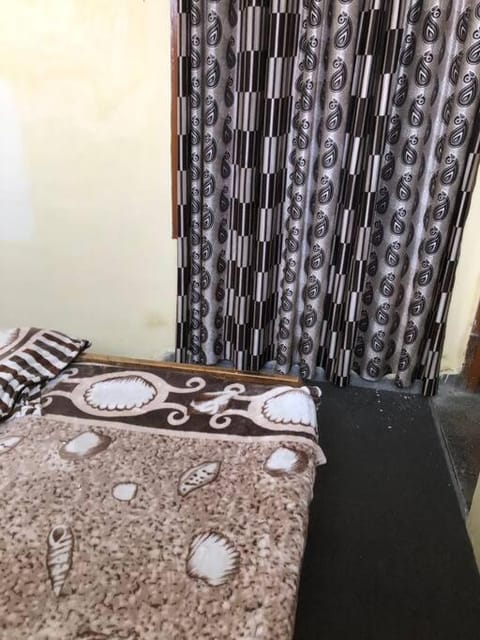 2 BDRM APARTMENT with Kitchen and AC, Parking Apartment in Chandigarh