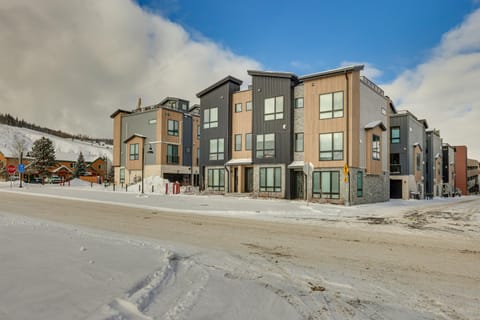 Silverthorne Townhome with Hot Tub Walk to Town! Maison in Silverthorne