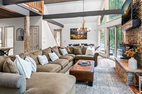 Private Hideaway with Hot Tub - Stylish & Serene Chalet in Cattaraugus