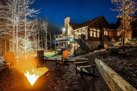 Luxurious Chalet! Hot-tub, Bonfire & Ideal Location for Skiing & Town Casa in Cattaraugus