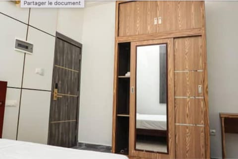 Studio meublé neuf proche Makèpè Condo in Douala