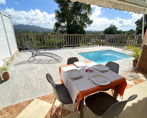 View (from property/room), Balcony/Terrace, Dining area, Mountain view, Swimming pool, sunbed