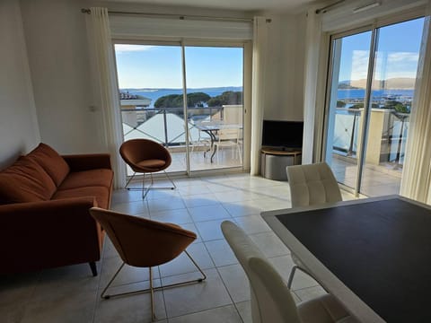 Beau T3 aux Issambres avec piscine, climatisation et garage - FR-1-768-58 Apartment in Roquebrune-sur-Argens