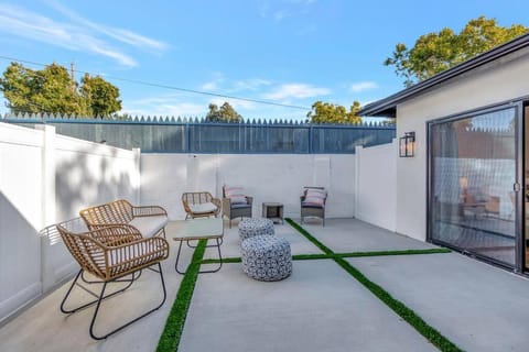 Stellar NoHo Art home with new design House in North Hollywood