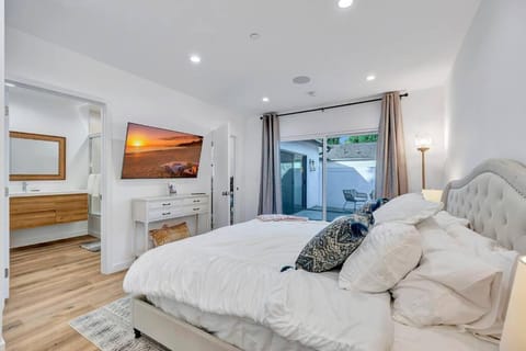 Stellar NoHo Art home with new design Maison in North Hollywood
