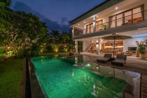 Villa Lisy - Spacious 4BR Villa with Large Swimming Pool Villa in North Kuta