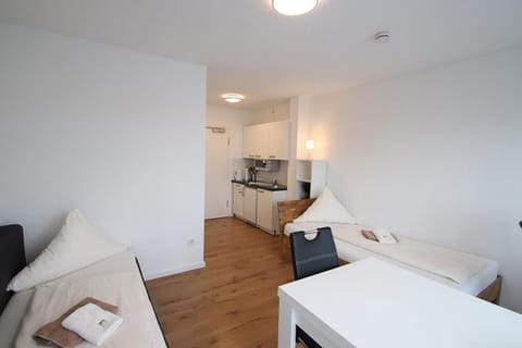 Bed, Kitchen or kitchenette, Photo of the whole room, Dining area, Bedroom, minibar, pet friendly, stove