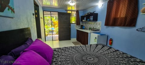Cabina Azul in Bejuco Beach with queen bed but no air conditioning Hostel in Esterillos Este