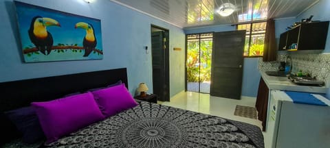 Cabina Azul in Bejuco Beach with queen bed but no air conditioning Hostel in Esterillos Este