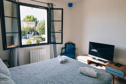 Bed, TV and multimedia, Photo of the whole room, Bedroom, towels