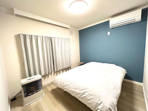 Bed, Photo of the whole room, Bedroom, heating, air conditioner