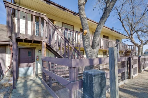 Convenient Colorado Horse Farm Apt with Balcony! Apartment in Aurora