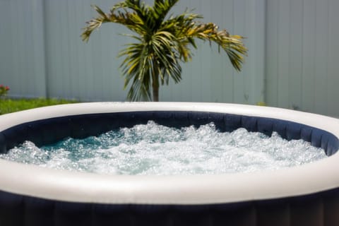 Couples Retreat, Hot Tub, 4 mins to Beach House in Manasota Key