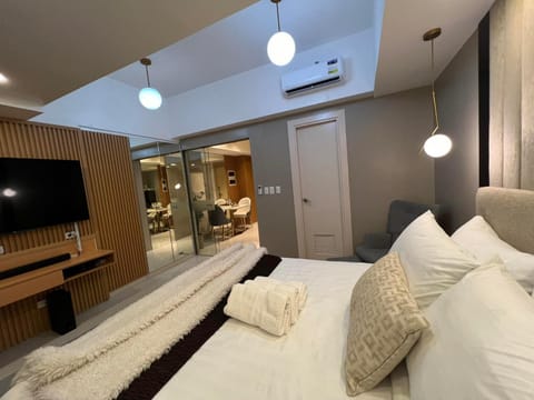 Hotel Vibe Condo at Uptown Parksuites BGC Apartment hotel in Makati