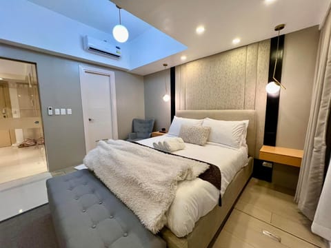 Hotel Vibe Condo at Uptown Parksuites BGC Apartment hotel in Makati