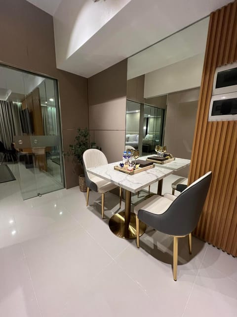 Hotel Vibe Condo at Uptown Parksuites BGC Apartment hotel in Makati