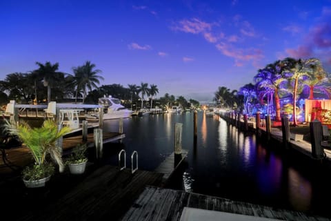 6 mins. to Beach Heated Pool Dock Paddleboards Immaculate House in Lauderdale-by-the-Sea