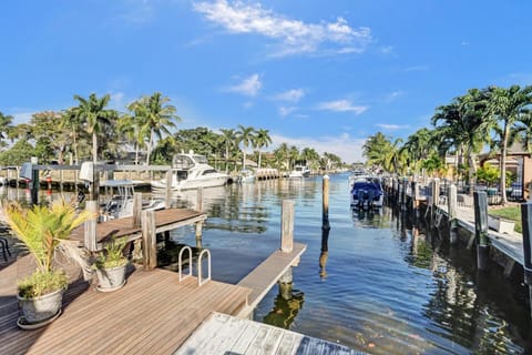 6 mins. to Beach Heated Pool Dock Paddleboards Immaculate House in Lauderdale-by-the-Sea