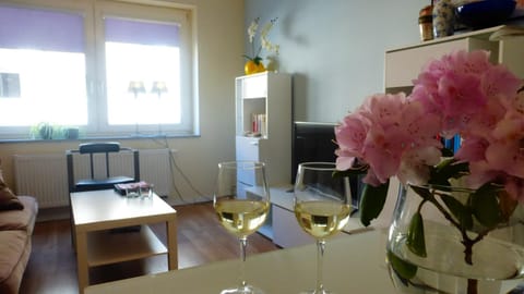 TV and multimedia, Living room, Food and drinks, Seating area, Dining area, Drinks