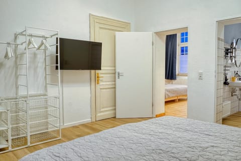 Bed, TV and multimedia, wardrobe