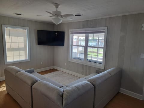 Waterfront, dock, Hot tub, kayaks, King Bedroom with amazing views, RELAXATION, 2 miles to the beach House in Emerald Isle