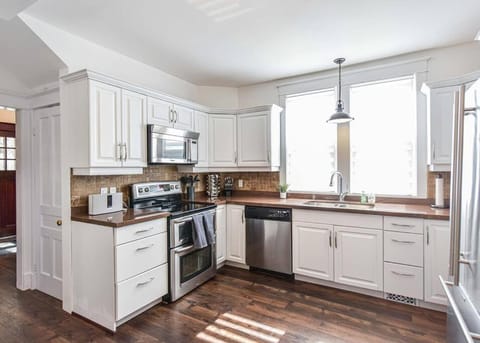 Charming 3BR Century Home in Downtown Barrie Haus in Barrie