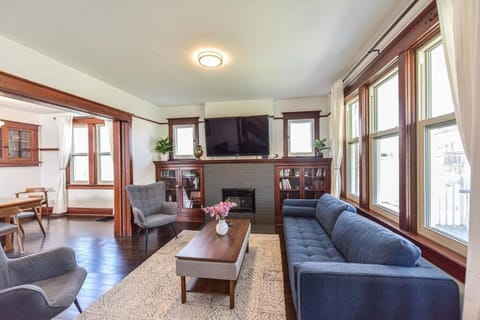 Charming 3BR Century Home in Downtown Barrie Haus in Barrie