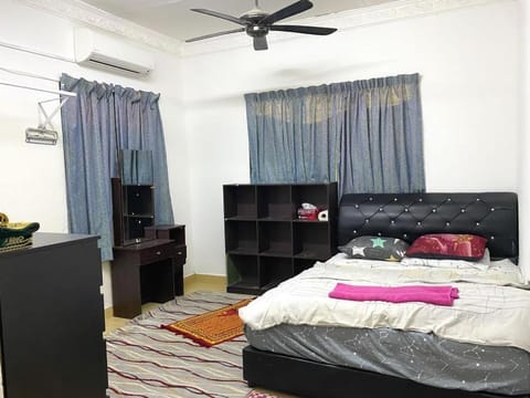 Bedroom, fireplace, air conditioner