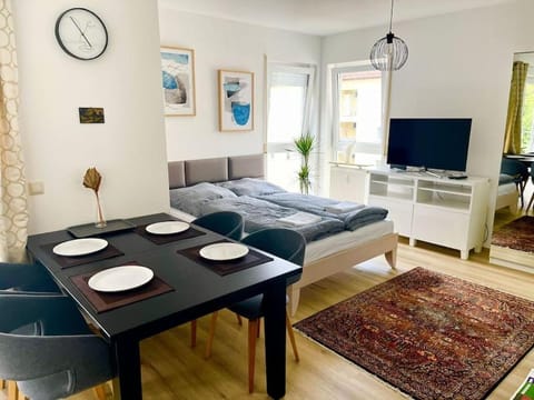 Bed, TV and multimedia, Photo of the whole room, Dining area, Bedroom