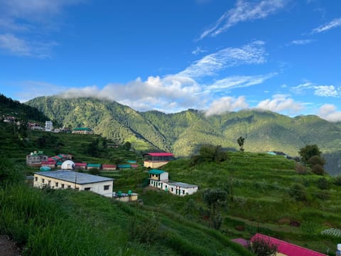 Himalayan Hill Top Resort Hotel in Uttarakhand