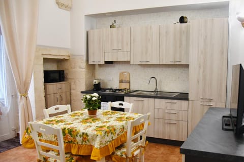 Kitchen or kitchenette, Dining area, minibar, pet friendly, stove