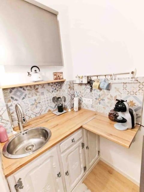 Coffee/tea facilities, Kitchen or kitchenette, stove