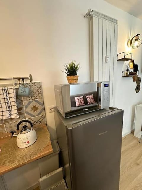 Kitchen or kitchenette, minibar