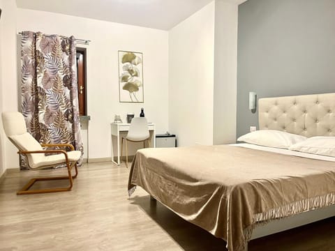 Bella Vita Guesthouse -parcheggio privato interno Bed and breakfast in Arona