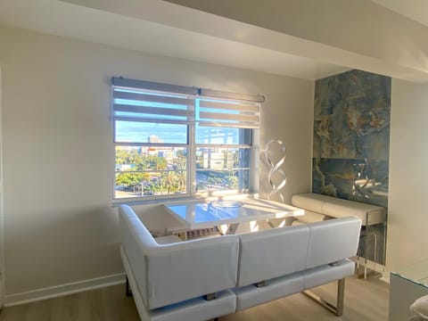 Panoramic luxurious waterfront one bedroom apartment with Miami skyline view Free parking 5min drive to Miami Beach Condominio in North Bay Village