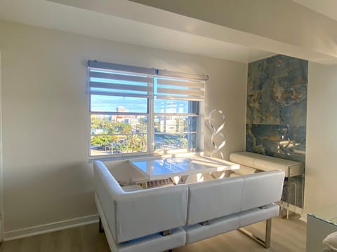 Panoramic luxurious waterfront one bedroom apartment with Miami skyline view Free parking 5min drive to Miami Beach Apartment in North Bay Village