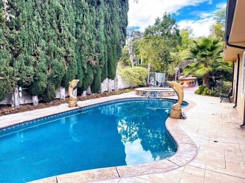 Charming 6BR Family Home with Private Pool -ENC-UC House in Studio City