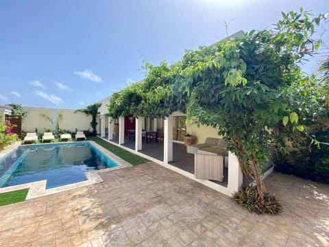 Modern 4BR Villa with Private Pool walk to Palm Beach House in Noord