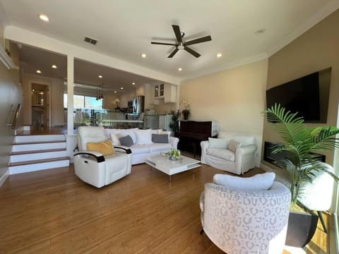 Beachfront Luxury Escape AC & Tesla charger House in Del Mar
