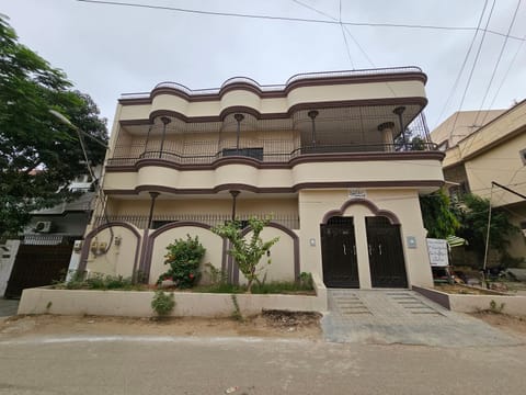 Gulshan Family Couples GH Bed and Breakfast in Karachi