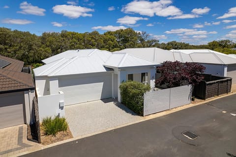 Property building, Day, Neighbourhood, Street view