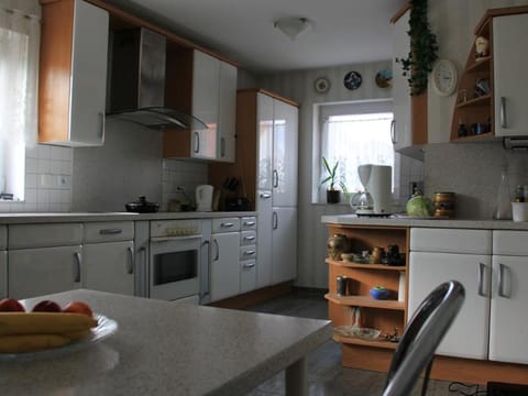 Kitchen or kitchenette, Dining area, pet friendly, stove