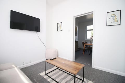 Bristol Street (2BR FREE parking)| Cohost Partners Bed and Breakfast in Newport