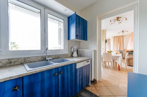 Dining area, kitchen