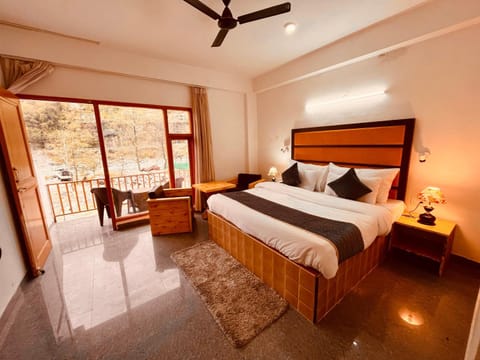 Beas River Cottage, Manali - #riverside # private parking # scenic River & mountain View # open Cafe # spacious Rooms Hotel in Manali